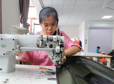 河北固安:小箱包叩開(kāi)致富路