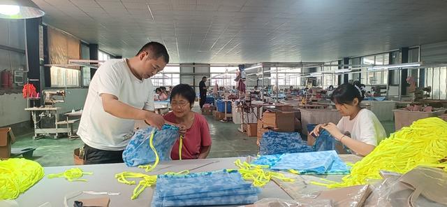 許昌鄢陵 '箱'約左岸 '包'攬振興，箱包加工引領(lǐng)鄉(xiāng)村產(chǎn)業(yè)振興